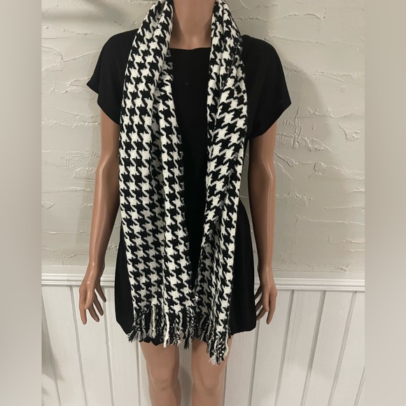 Black and white houndstooth scarf - Picture 2 of 5